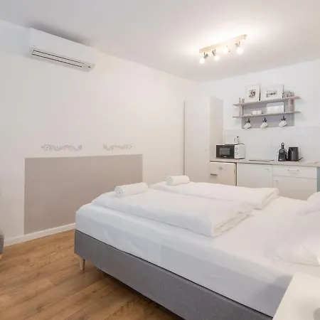 Kekmadaras Vendeghaz