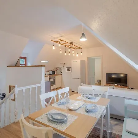 Kekmadaras Vendeghaz Tihany