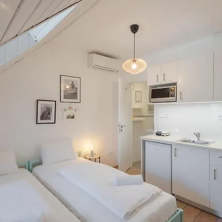 Kekmadaras Vendeghaz